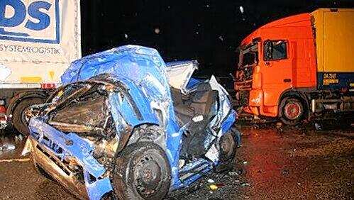 Nach dem Horror-Unfall war der blaue Golf des Opfers, der jungen Studentin Sandra L. (20), nur noch ein Haufen zusammengedrücktes Blech. Das Mädchen war so schwer verletzt, dass es noch am Unfallort starb. Nach dem Horror-Unfall war der blaue Golf des Opfers, der jungen Studentin Sandra L. (20), nur noch ein Haufen zusammengedrücktes Blech. Das Mädchen war so schwer verletzt, dass es noch am Unfallort starb.