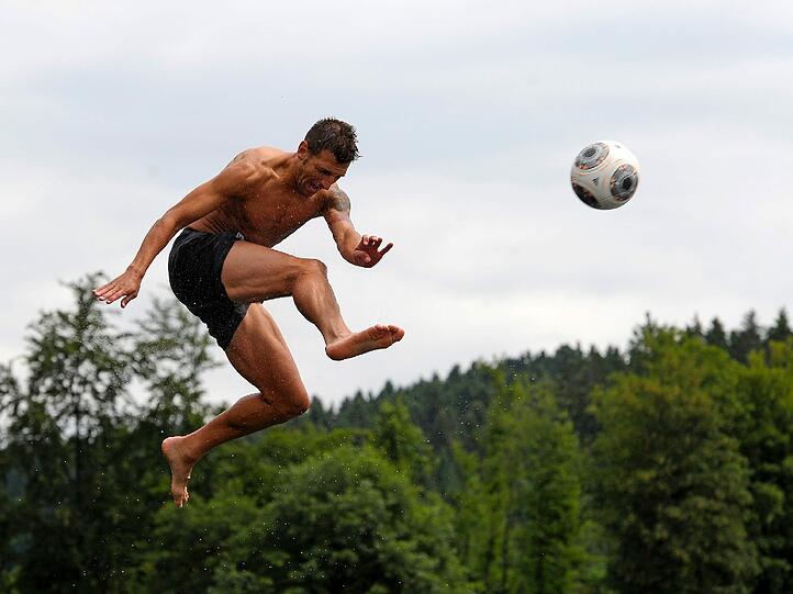 Die Löwen beim Turmspringen im Trainingslager. Sehen Sie hier die spektakulären Bilder.