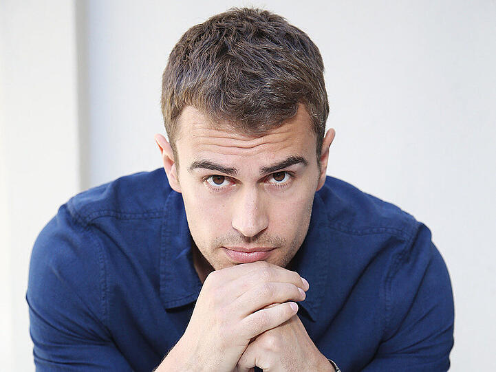 Philosophisch: Theo James bei einem Fotoshooting zu "Die Bestimmung - Divergent"