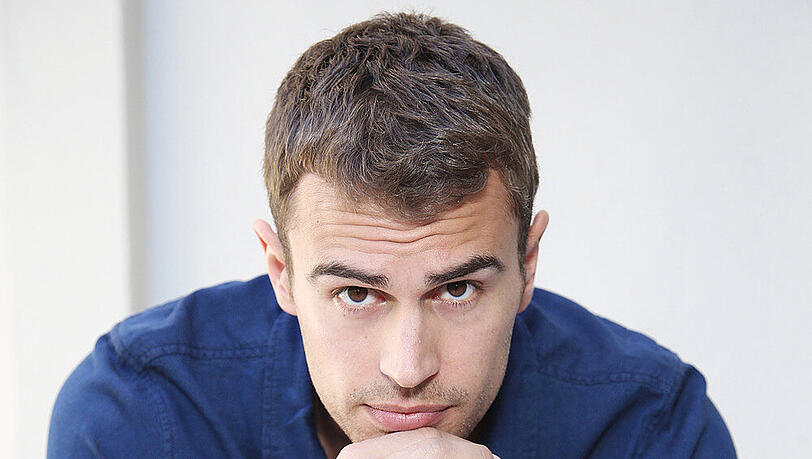 Philosophisch: Theo James bei einem Fotoshooting zu "Die Bestimmung - Divergent" Philosophisch: Theo James bei einem Fotoshooting zu "Die Bestimmung - Divergent"