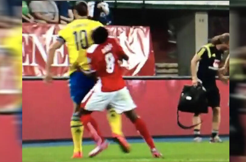 Mitten ins Gesicht: Ibrahimovic schlägt mit seinem rechten Ellbogen aus. Alaba geht zu Boden.