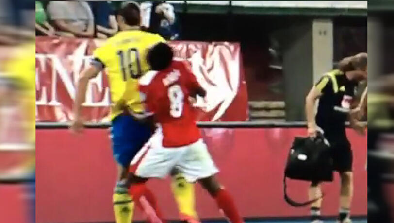 Mitten ins Gesicht: Ibrahimovic schlägt mit seinem rechten Ellbogen aus. Alaba geht zu Boden. Mitten ins Gesicht: Ibrahimovic schlägt mit seinem rechten Ellbogen aus. Alaba geht zu Boden.