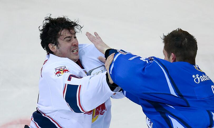 Der Fight der Goalies: Münchens David Leggio (l.) und Straubings Matt Climie liefern sich im 2. Playoff-Viertelfinalspiel einen Fight.