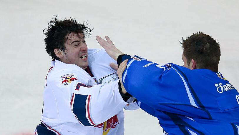 Der Fight der Goalies: Münchens David Leggio (l.) und Straubings Matt Climie liefern sich im 2. Playoff-Viertelfinalspiel einen Fight. Der Fight der Goalies: Münchens David Leggio (l.) und Straubings Matt Climie liefern sich im 2. Playoff-Viertelfinalspiel einen Fight.