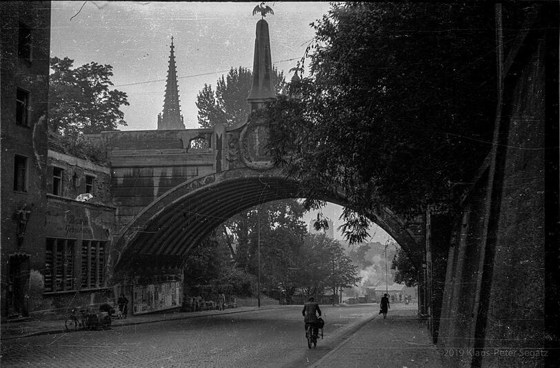 Hat den Krieg heil überstanden: die 1901 erbaute Gebsattelbrücke mit dem völlig autofreien Gebsattelberg &ndash; hier der Blick stadteinwärts Richtung Mariahilfplatz.