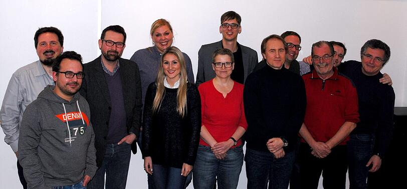 Marcel Reymus, Martina Kaiser, Sylvia Pawelke,
v.l.: Arno Laxy, Wilhelm Mundigl (erste Reihe). Bernhard Goodwin, Andree Heikes, Silke
Kemmer, Matthias Laub, Holger Henkel, Ulf Schroeder und Gerhard Mayer.