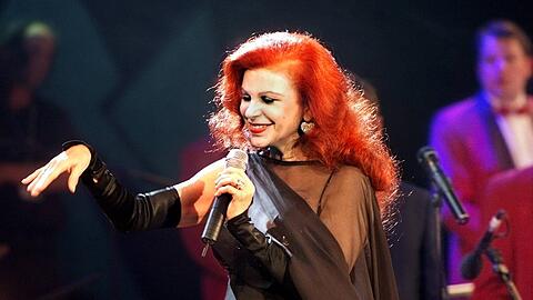 Milva gelang - stets stilvoll - der Spagat zwischen Brecht-Abenden und Auftritten in der "ZDF-Hitparade". Hier 2001.
