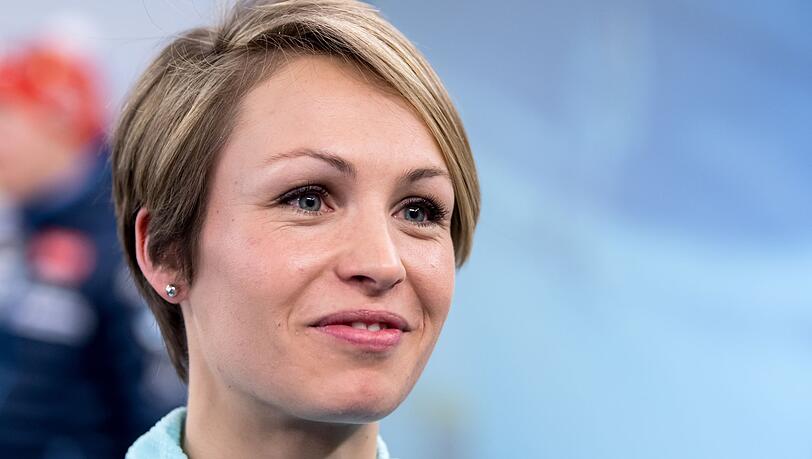 Die ehemalige Biathletin Magdalena Neuner spricht während einer Pressekonferenz.