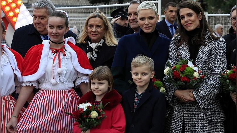 Fürstin Charlène 8Mitte) mit Prinzessin Gabriella, Prinz Jacques und Charlotte Casiraghi (r.) beim Weihnachtsmarkt in Monaco.