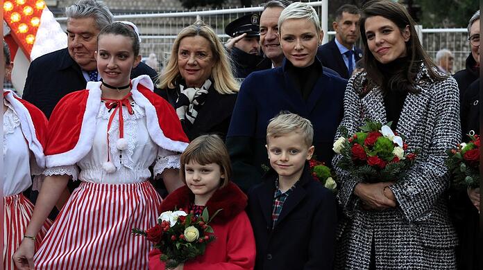 Fürstin Charlène 8Mitte) mit Prinzessin Gabriella, Prinz Jacques und Charlotte Casiraghi (r.) beim Weihnachtsmarkt in Monaco.