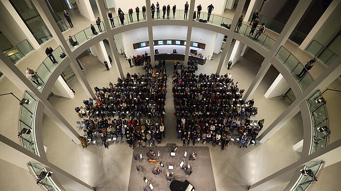 Es ist ein Vorurteil, dass Konzerte mit Neuer Musik niemanden interessieren würden: Die gut besuchte Rotunde der Pinakothek der Moderne bei der Nachmusik mit Werken der Komponistin Chaya Czernowin.