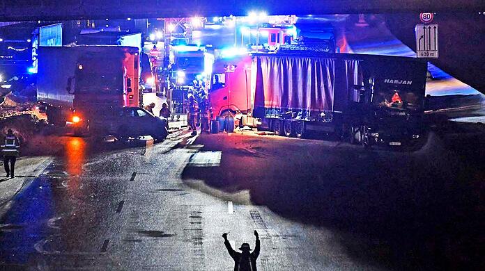 Rettungskräfte hatten in der Nacht auf Dienstag auf der A99 alle Hände voll zu tun.