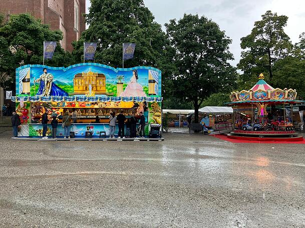 Ein Gewitter zieht plötzlich über die Dult. Ein Gewitter zieht plötzlich über die Dult.