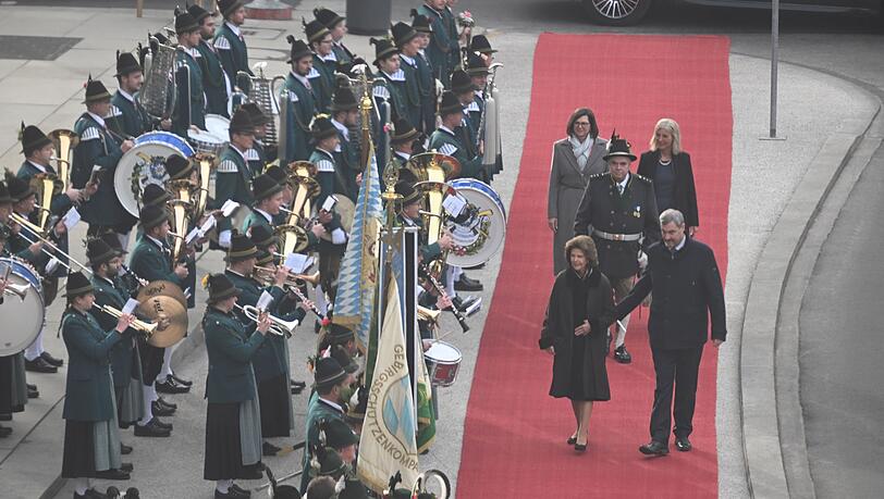 K&ouml;nigin Silvia wurde bei ihrem Besuch in M&uuml;nchen festlich begr&uuml;&szlig;t.