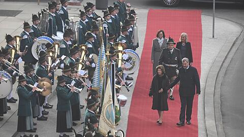 K&ouml;nigin Silvia wurde bei ihrem Besuch in M&uuml;nchen festlich begr&uuml;&szlig;t.