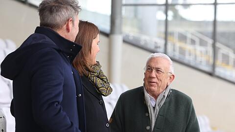 Walter Lechner (r.) bei einem AZ-Termin auf der Haupttrib&uuml;ne des Gr&uuml;nwalder Stadions im Gespr&auml;ch mit Sport-B&uuml;rgermeisterin Verena Dietl und L&ouml;wen-Pr&auml;sident Gernot Mang.