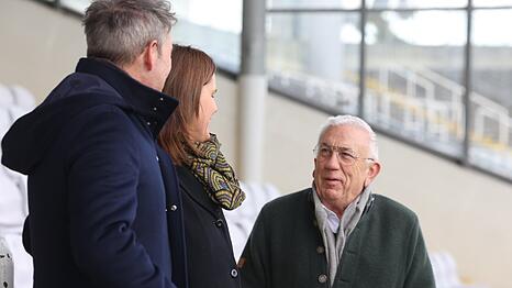 Walter Lechner (r.) bei einem AZ-Termin auf der Haupttrib&uuml;ne des Gr&uuml;nwalder Stadions im Gespr&auml;ch mit Sport-B&uuml;rgermeisterin Verena Dietl und L&ouml;wen-Pr&auml;sident Gernot Mang.