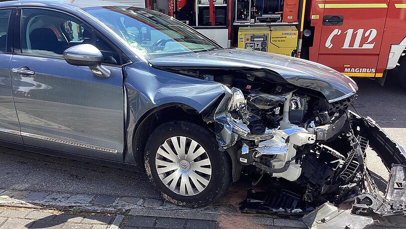 Als die ersten Helfer vor Ort eintrafen, hatten die 64-j&auml;hrige Fahrerin des Citroens und die unverletzte 30-j&auml;hrige Opel-Fahrerin die Autos schon verlassen.