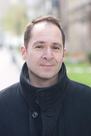Büromitarbeiter Karl Leopoldseder (43) bezieht Stellung zu Stromausfall in München: "Ich fand es im ersten Moment ganz witzig, dass ich auf meiner Autofahrt zur Arbeit meinen Lieblingssender nicht einschalten konnte. In einem anderen Sender habe ich dann von dem Stromausfall erfahren. Auf den Straßen wär völliges Chaos. Ich denke, dass viele statt mit der U-Bahn dann mit dem Auto gefahren sind und sich damit Verspätungen nicht vermeiden ließen."