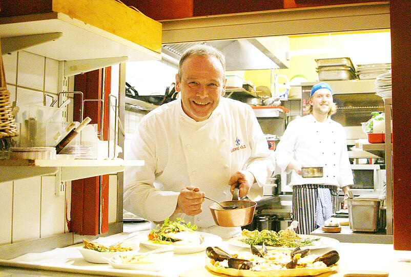 Hier steht der Chef noch selbst in der Küche: Ludwig Hölzl sorgt dafür, dass die 
Speisen auch für das Auge ein Genuss sind.