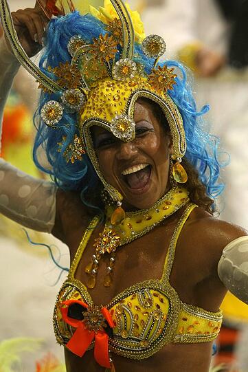 Nackte Haut, Samba und bunte Farben: Promis amüsieren sich in Rio. Mit dabei: Pamela Anderson, Gisele Bündchen, Fußball-Star Ronaldinho und Schauspieler Jude Law