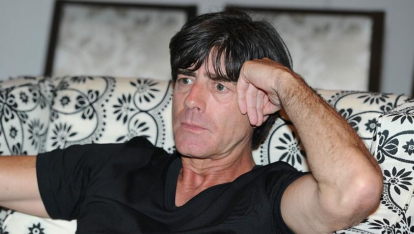 Fußball-Bundestrainer Joachim Löw verfolgt am 25.05.2013 das Finale der UEFA Champions League im Ballsaal des Hotel St. Regis in Miami in Florida. Fußball-Bundestrainer Joachim Löw verfolgt am 25.05.2013 das Finale der UEFA Champions League im Ballsaal des Hotel St. Regis in Miami in Florida.