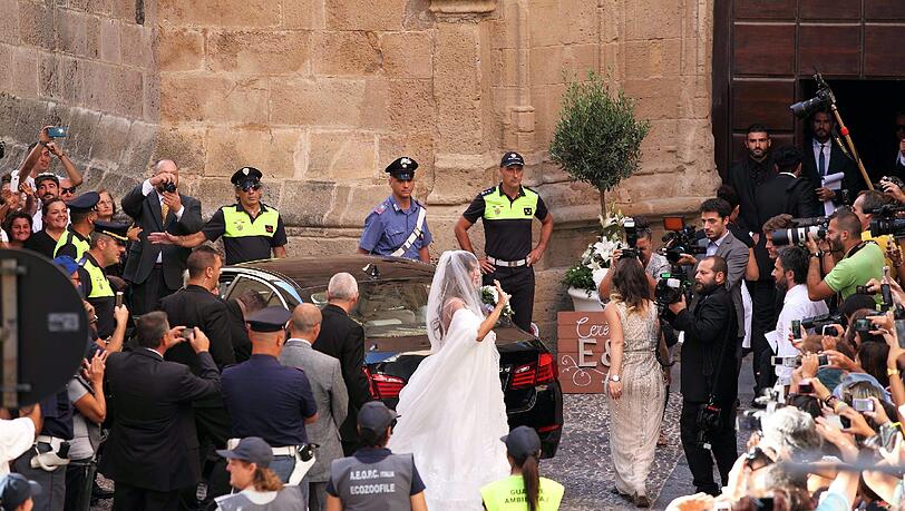 Elisabetta Canalis hat auf Sardinien den Chirurgen Brian Perri geheiratet. Elisabetta Canalis hat auf Sardinien den Chirurgen Brian Perri geheiratet.