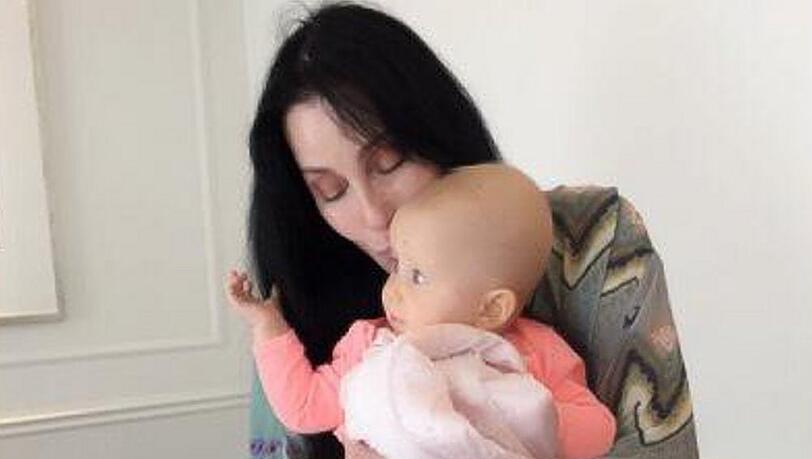 Cher und der unbekannte kleine Freund Cher und der unbekannte kleine Freund
