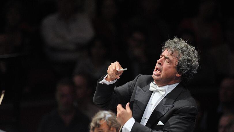 Semyon Bychkov dirigiert mit vollem Einsatz. Semyon Bychkov dirigiert mit vollem Einsatz.