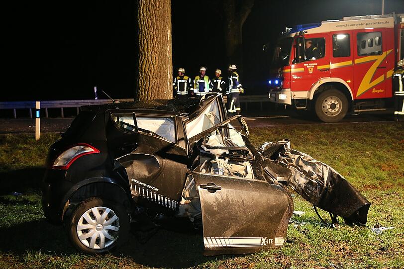 Der Suzuki wurde durch die Wucht des Aufpralls völlig zerfetzt.