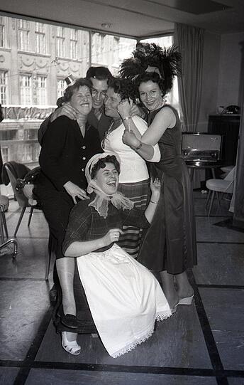 Faschingsfeier der Angestellten im Sport Schuster 1956.