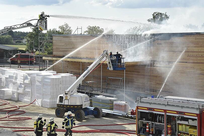 Bis zum Eintreffen der Einsatzkräfte hatten die Flammen rund zehn Quadratmeter der Holzfassade erfasst.