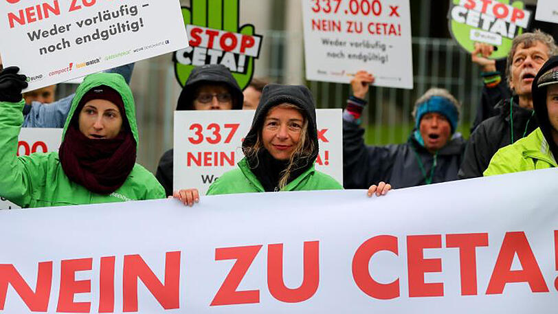 Aktivisten protestierten am in Berlin vor dem Bundeskanzleramt gegen das geplante Ceta Freihandelsabkommen der EU mit Kanada.