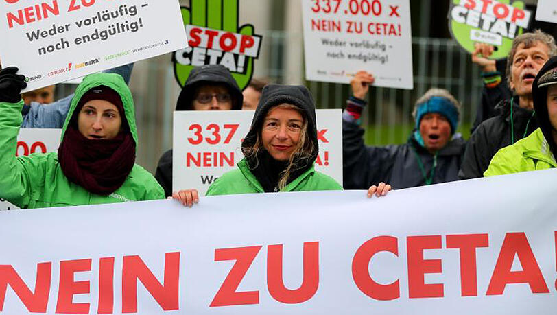 Aktivisten protestierten am in Berlin vor dem Bundeskanzleramt gegen das geplante Ceta Freihandelsabkommen der EU mit Kanada. Aktivisten protestierten am in Berlin vor dem Bundeskanzleramt gegen das geplante Ceta Freihandelsabkommen der EU mit Kanada.