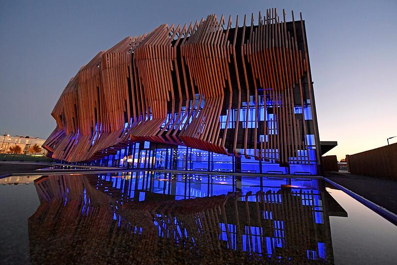 Die Fassade des Showpalastes erinnert an galoppierende Pferde.