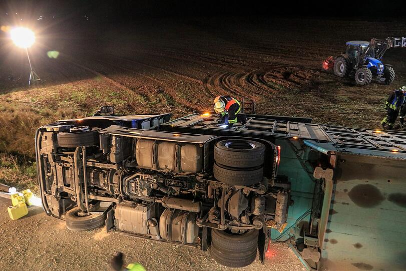 In Unterfranken kam es in der Nacht auf Dienstag zu einem schlimmen Unfall mit einem Viehtransporter - die Bilder.