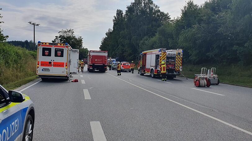 Ein umgekippter Tanklastzug hat bei dem Unfall in Niederbayern ein Auto samt dessen Fahrer unter sich begraben.