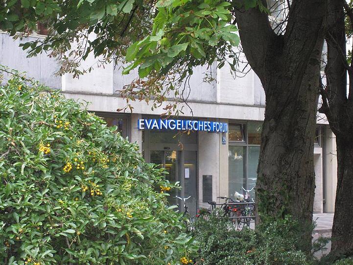 Im evangelischen Forum in der Herzog-Wilhelm-Straße findet sich auch das Evangelische Bildungswerk.