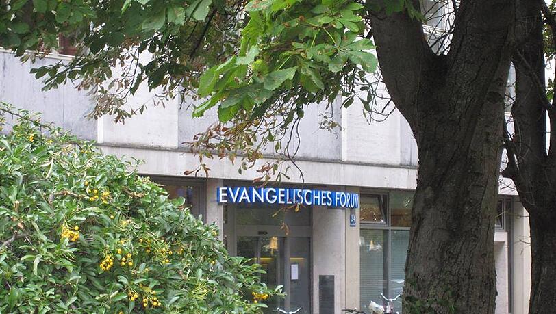 Im evangelischen Forum in der Herzog-Wilhelm-Straße findet sich auch das Evangelische Bildungswerk. Im evangelischen Forum in der Herzog-Wilhelm-Straße findet sich auch das Evangelische Bildungswerk.