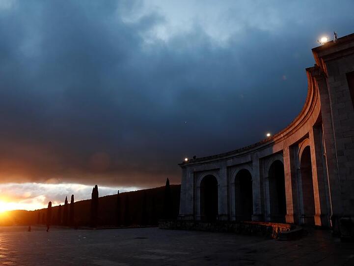 Blick auf das "Tal der Gefallenen". 44 Jahre nach seinem Tod werden die Überreste des spanischen Ex-Diktators Francisco Franco aus seinem grandiosen Mausoleum außerhalb Madrids ausgegraben und in eine kleine Familiengruft gebracht.