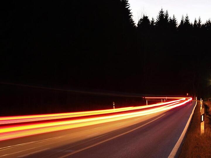 Ein Auto fährt mit hoher Geschwindigkeit über eine Straße. Foto: Jan Woitas/dpa-Zentralbild/dpa/Symbolbild