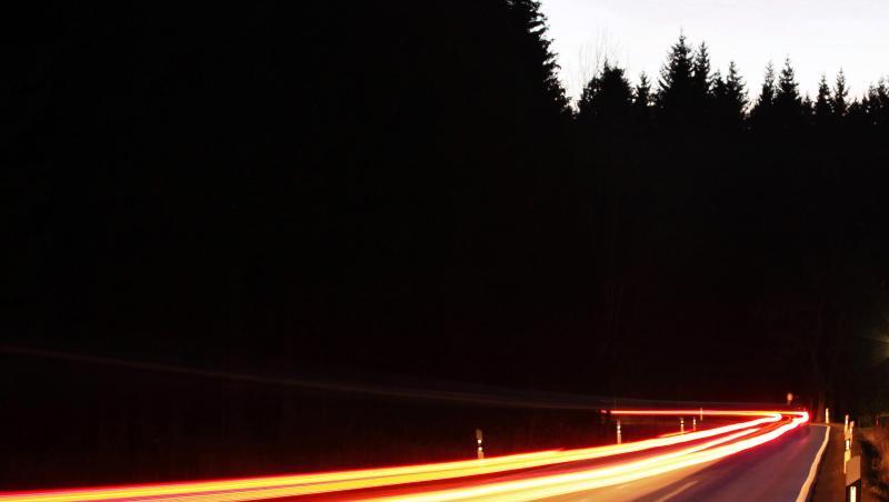 Ein Auto fährt mit hoher Geschwindigkeit über eine Straße. Foto: Jan Woitas/dpa-Zentralbild/dpa/Symbolbild Ein Auto fährt mit hoher Geschwindigkeit über eine Straße. Foto: Jan Woitas/dpa-Zentralbild/dpa/Symbolbild