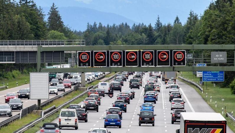 Dichter Verkehr schiebt sich über die A8 bei Hofolding. Foto: Matthias Balk/Archivbild Dichter Verkehr schiebt sich über die A8 bei Hofolding. Foto: Matthias Balk/Archivbild