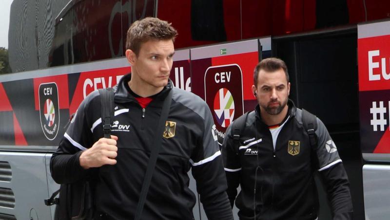 Will mit seiner Wadenblessur geduldig umgehen: Volleyball-Star Georg Grozer (l) verlässt mit Christian Fromm den Mannschaftsbus. Will mit seiner Wadenblessur geduldig umgehen: Volleyball-Star Georg Grozer (l) verlässt mit Christian Fromm den Mannschaftsbus.