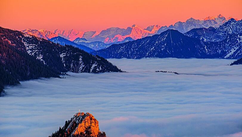Ein Bild wie ein Märchen: Aufgenommen von der Hochplatte in den Ammergauer Alpen ragt die Spitze des Leonhardsteins aus dem Novembernebel. Dahinter glühen der Wilde Kaiser und die Loferer Steinberge im Abendlicht. Ein Bild wie ein Märchen: Aufgenommen von der Hochplatte in den Ammergauer Alpen ragt die Spitze des Leonhardsteins aus dem Novembernebel. Dahinter glühen der Wilde Kaiser und die Loferer Steinberge im Abendlicht.