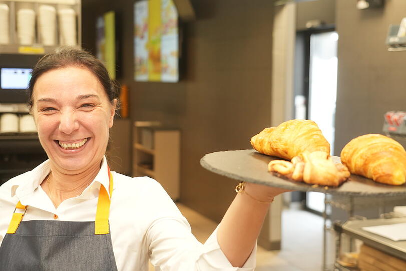 McDonald's Mitarbeiterin Miglena Hammer serviert die neuen Croissants und Franzbrötchen ausnahmsweise mal auf einem schönen Tablett.