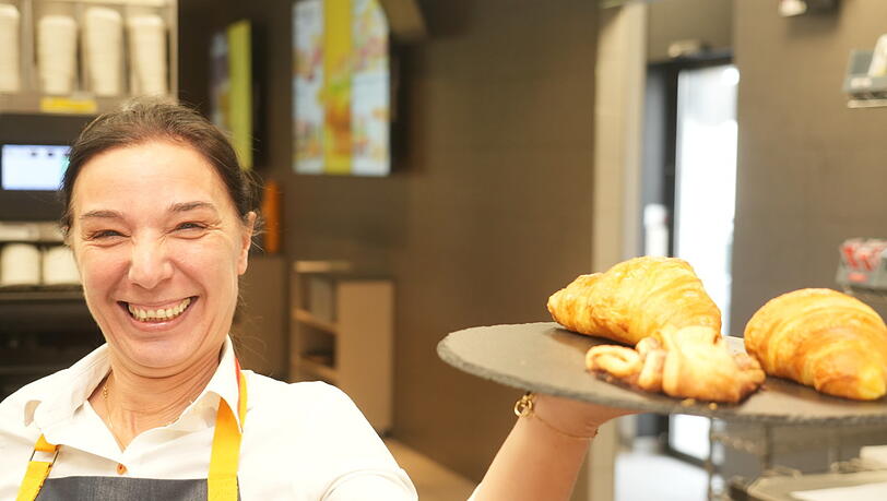 McDonald's Mitarbeiterin Miglena Hammer serviert die neuen Croissants und Franzbrötchen ausnahmsweise mal auf einem schönen Tablett. McDonald's Mitarbeiterin Miglena Hammer serviert die neuen Croissants und Franzbrötchen ausnahmsweise mal auf einem schönen Tablett.
