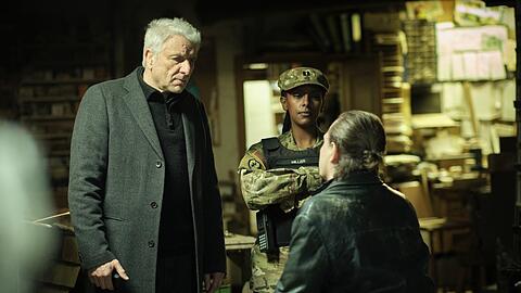 "Tatort: Charlie": Hauptkommissar Franz Leitmayr (Udo Wachtveitl) und Major Jennifer Miller (Yodit Tarikwa) verhören Beni Menzel (Wilson Gonzalez Ochsenknecht) in seiner Werkstatt.