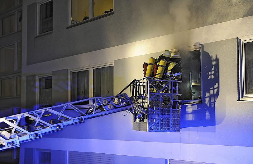 Engandiner-Str.: In Fürstenried wird ein Vater und seine beiden kleinen Kinder bei einem Brand verletzt. Die Küche brennt. Noch vor Ankunft der Feuerwehr flüchtet ein Großteil der Bewohner des neungeschossigen Wohnhauses ins Freie. Sie werden in einem Großraumrettungswagen der Berufsfeuerwehr untergebracht. Mehrere Bewohner müssen wegen Rauchgasvergiftungen behandelt werden. Der Kindernotarzt behandelt die beiden Kinder.