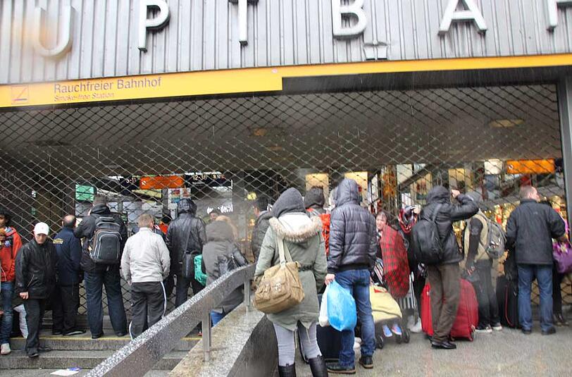Der Hauptbahnhof in München wurde evakuiert, der Schalterbereich ist abgeriegelt, der Fernverkehr komplett eingestellt. Viele Reisende müssen sich eine Notunterkunft suchen. Die Bilder.